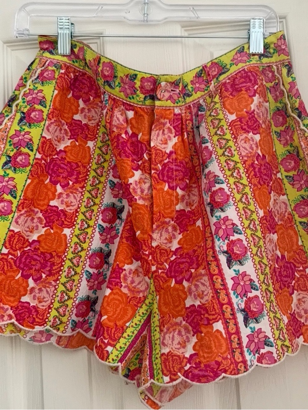 Elizabeth James - size L - Floral Scallop Hem Shorts - - Picture 2 of 7